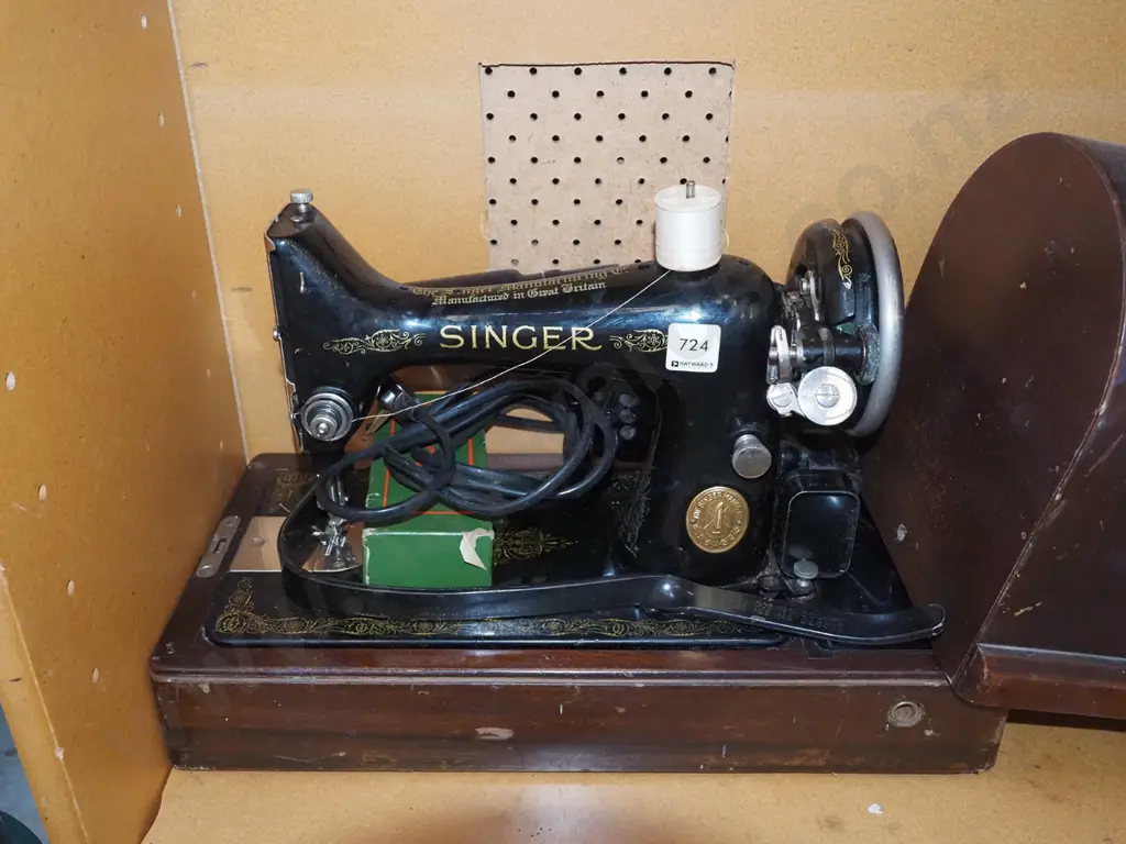 Singer table top sewing machine and case Image 1++