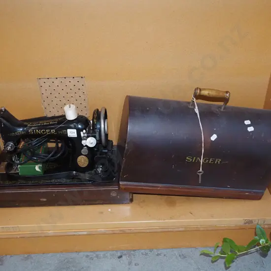 Singer table top sewing machine and case