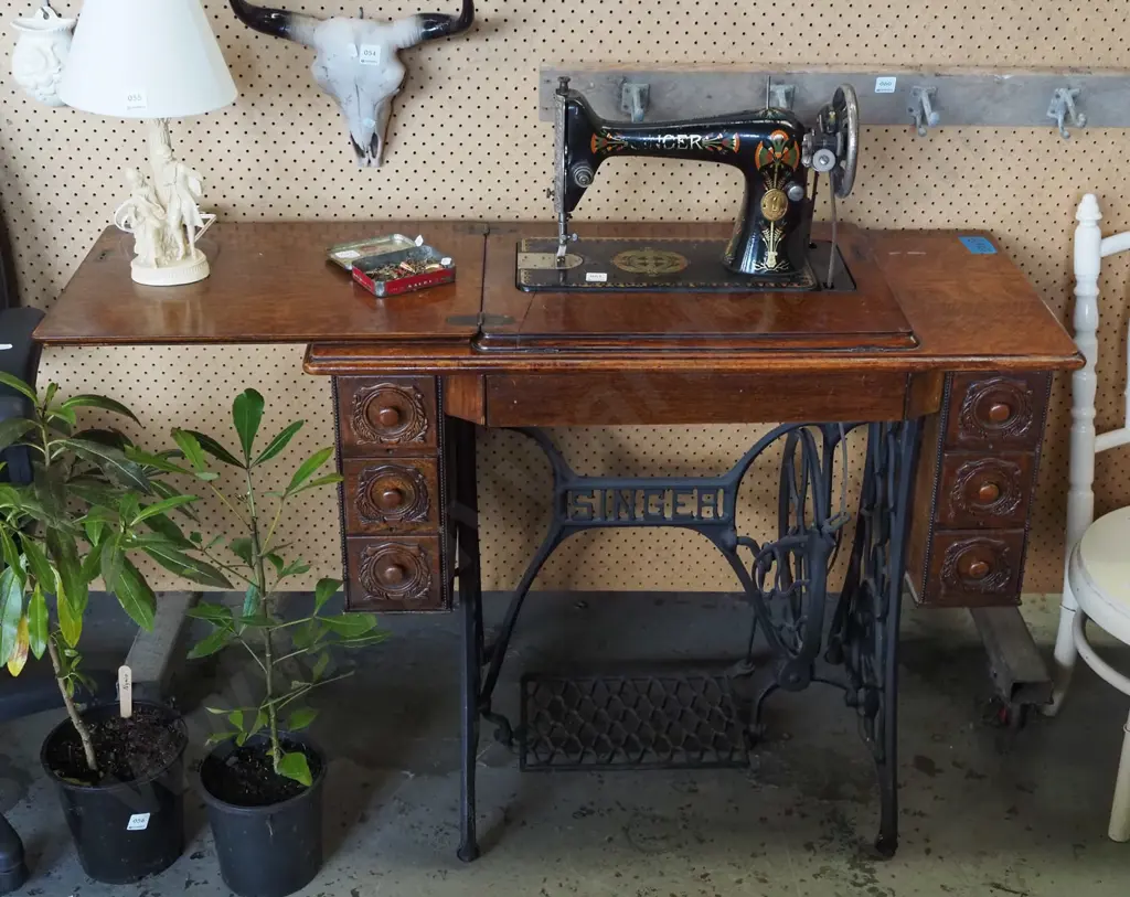 Singer treadle sewing machine - in excellent condition for age Image 1++