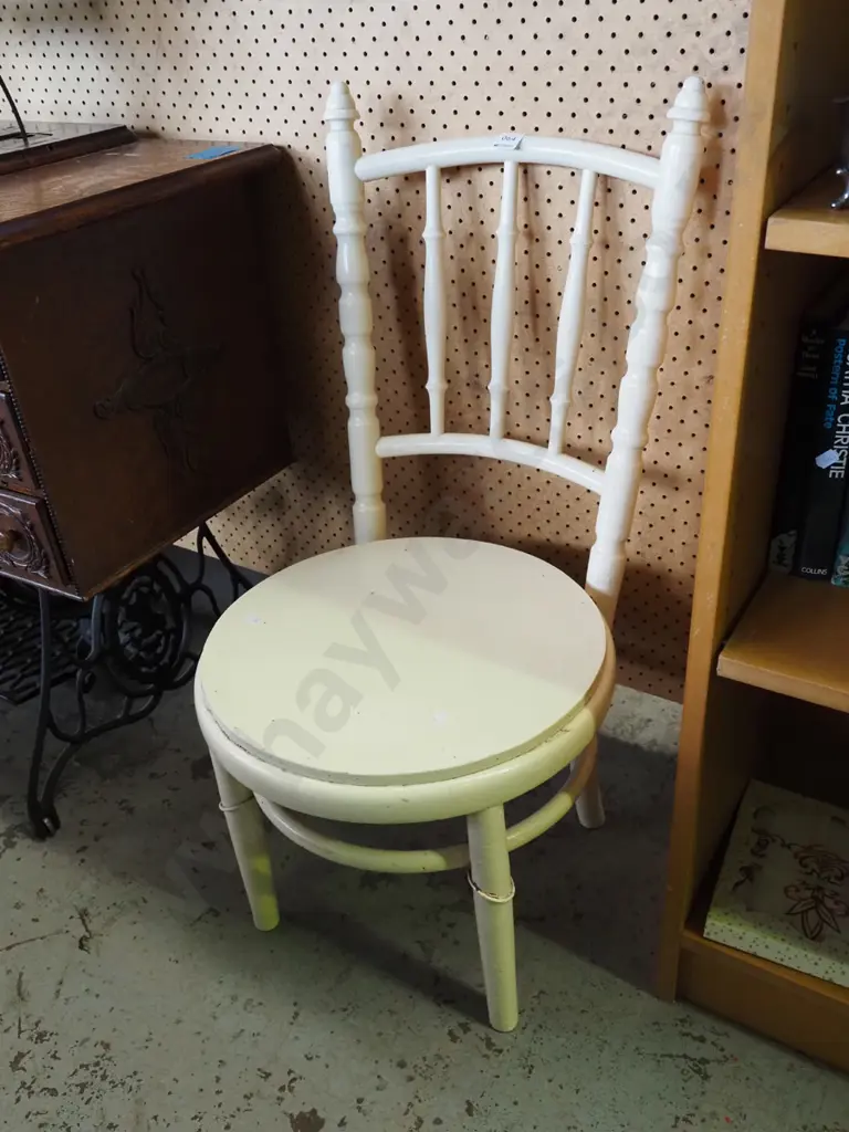 white spindle back chair Image 1++