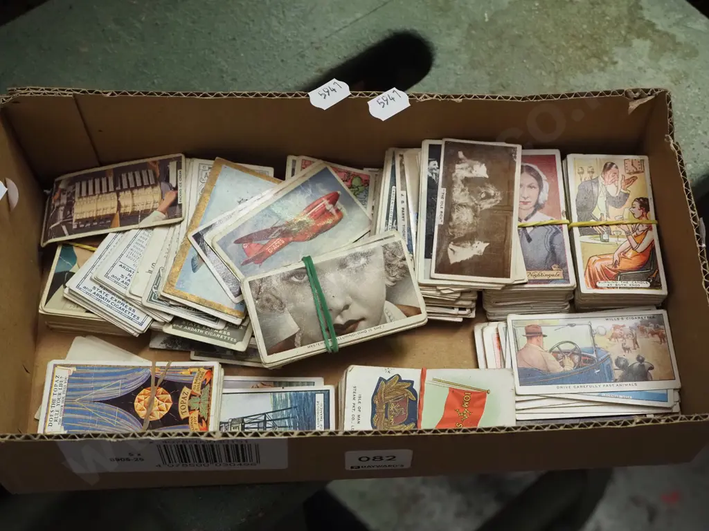box; cigarette collector cards Image 1++