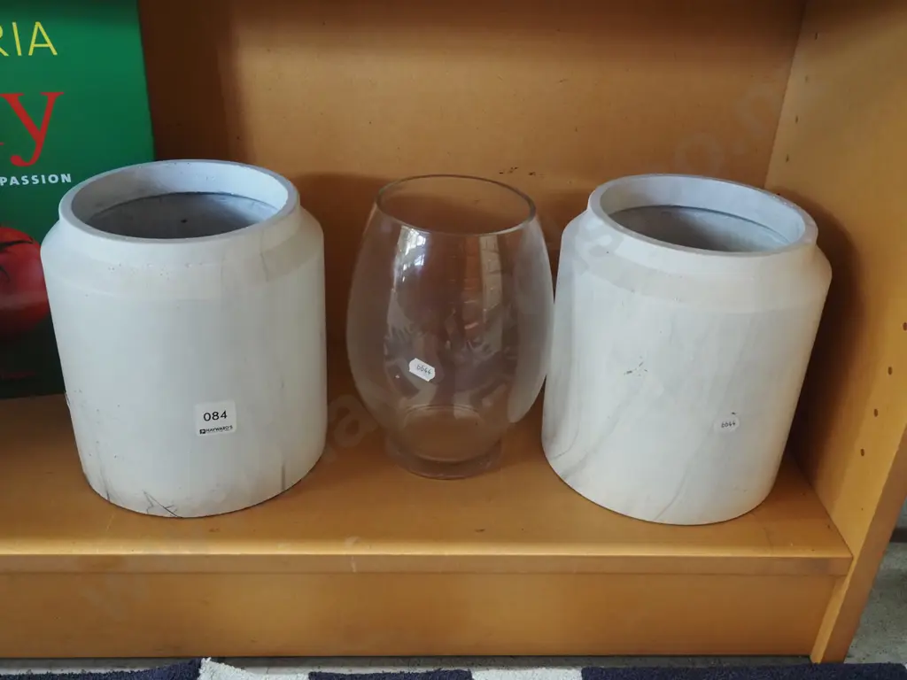 2x ceramic jardinieres, glass vase H200 Image 1++