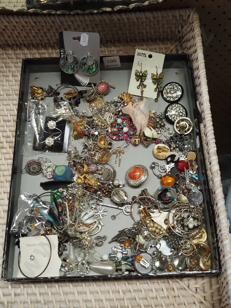 tray of costume jewellery Image 1++