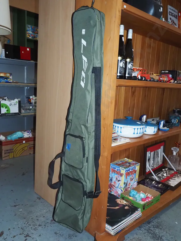 Leo fishing rod and tackle bag Image 1++