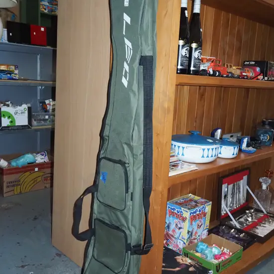 Leo fishing rod and tackle bag