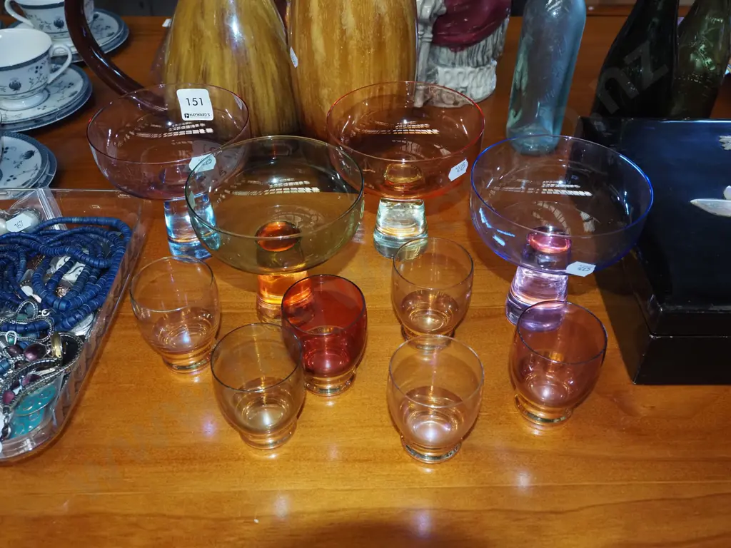 4x coloured glass comports, 6x shot glasses Image 1++