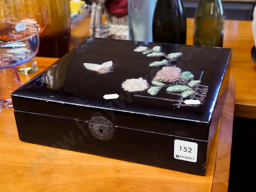lacquer hinged lidded box Image 1++