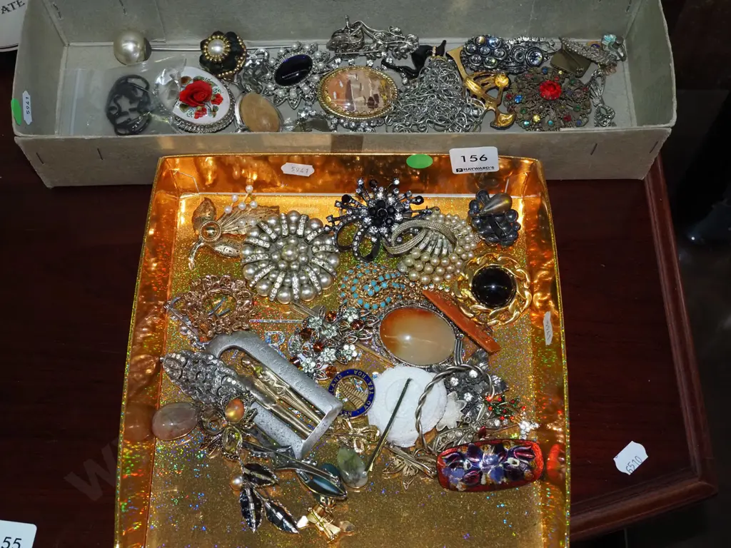 2x boxes of costume jewellery - green dots Image 1++