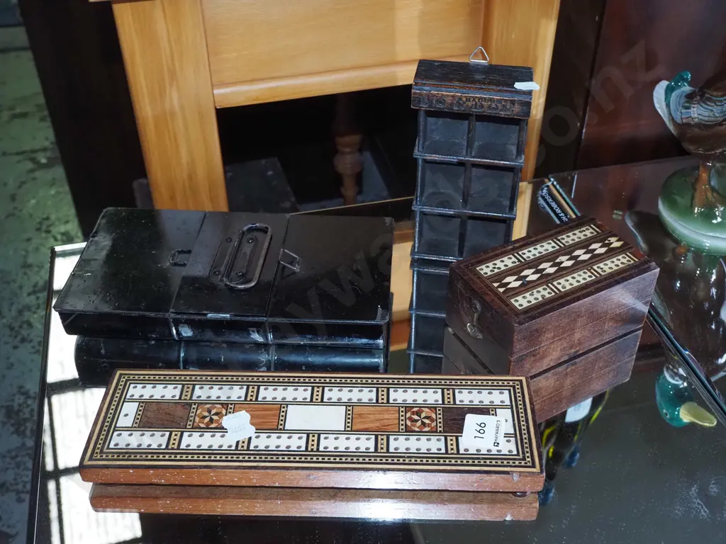 miniature wooden shelves, cribbage scorers, cash box Image 1++