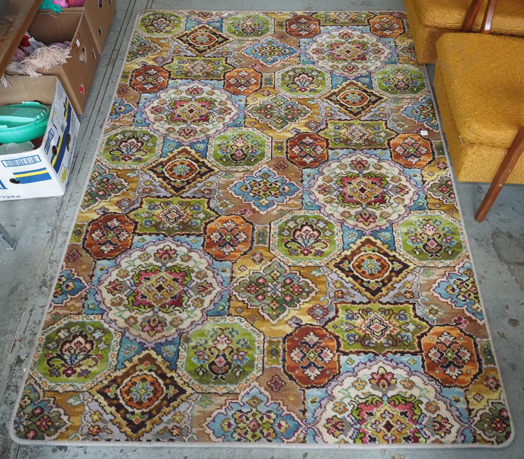 multi coloured and edged carpet square L2100 W1380 Image 1++