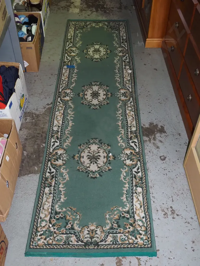 green acrylic floor runner L3340 W600 Image 1++