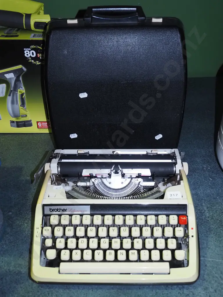 Brother Deluxe 800 typewriter Image 1++