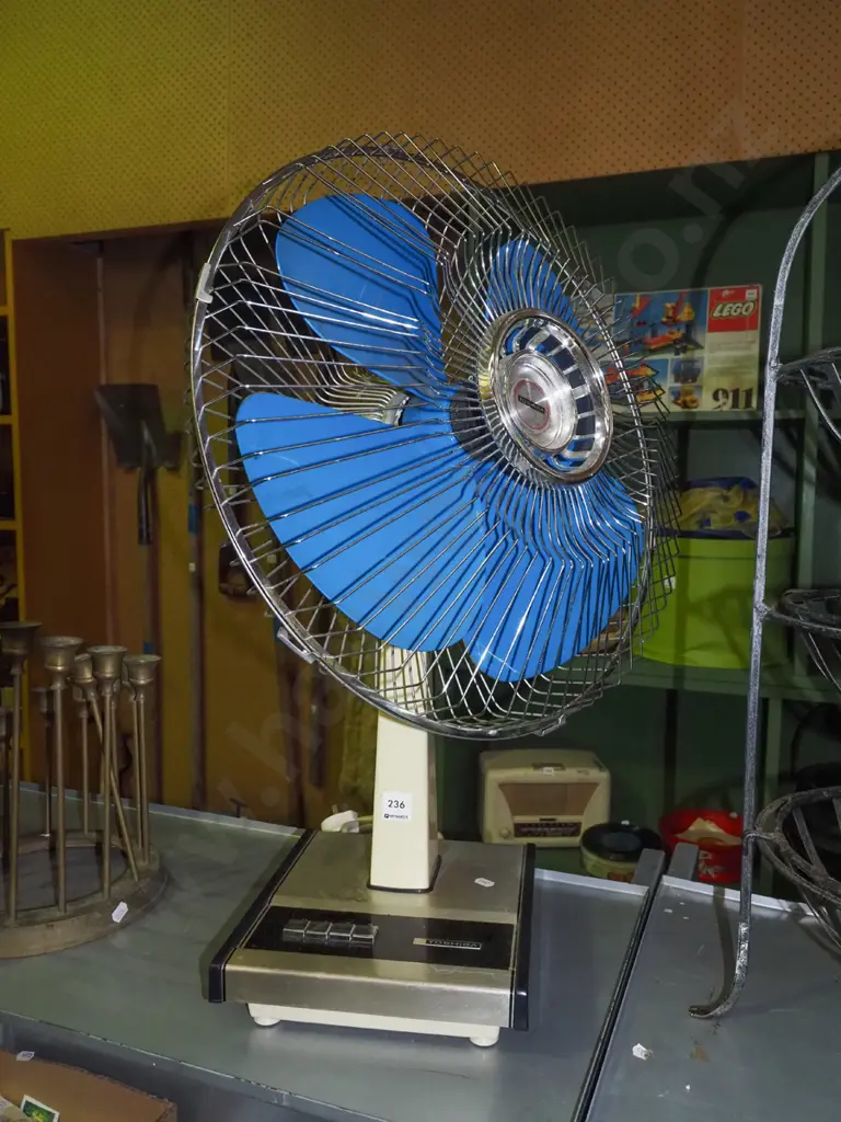 retro Toshiba oscillating desk top fan H660 Image 1++