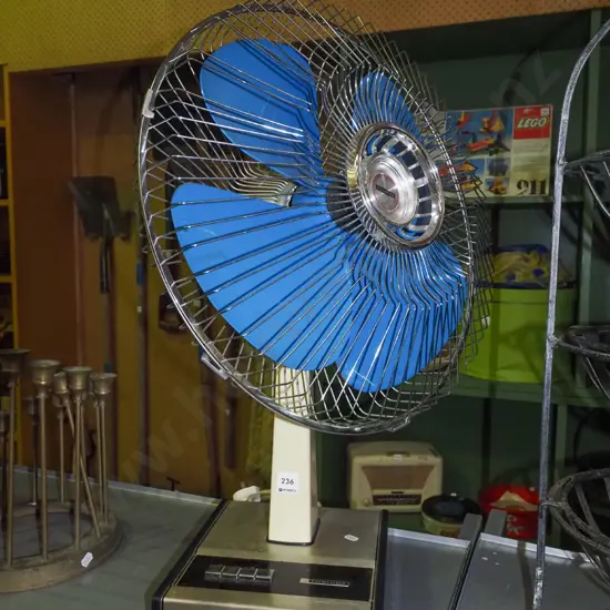 retro Toshiba oscillating desk top fan H660