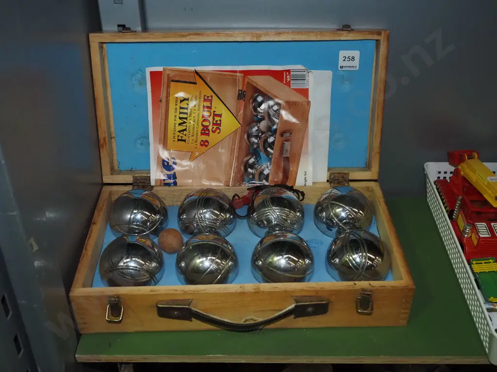 wood cased petanque set Image 1++