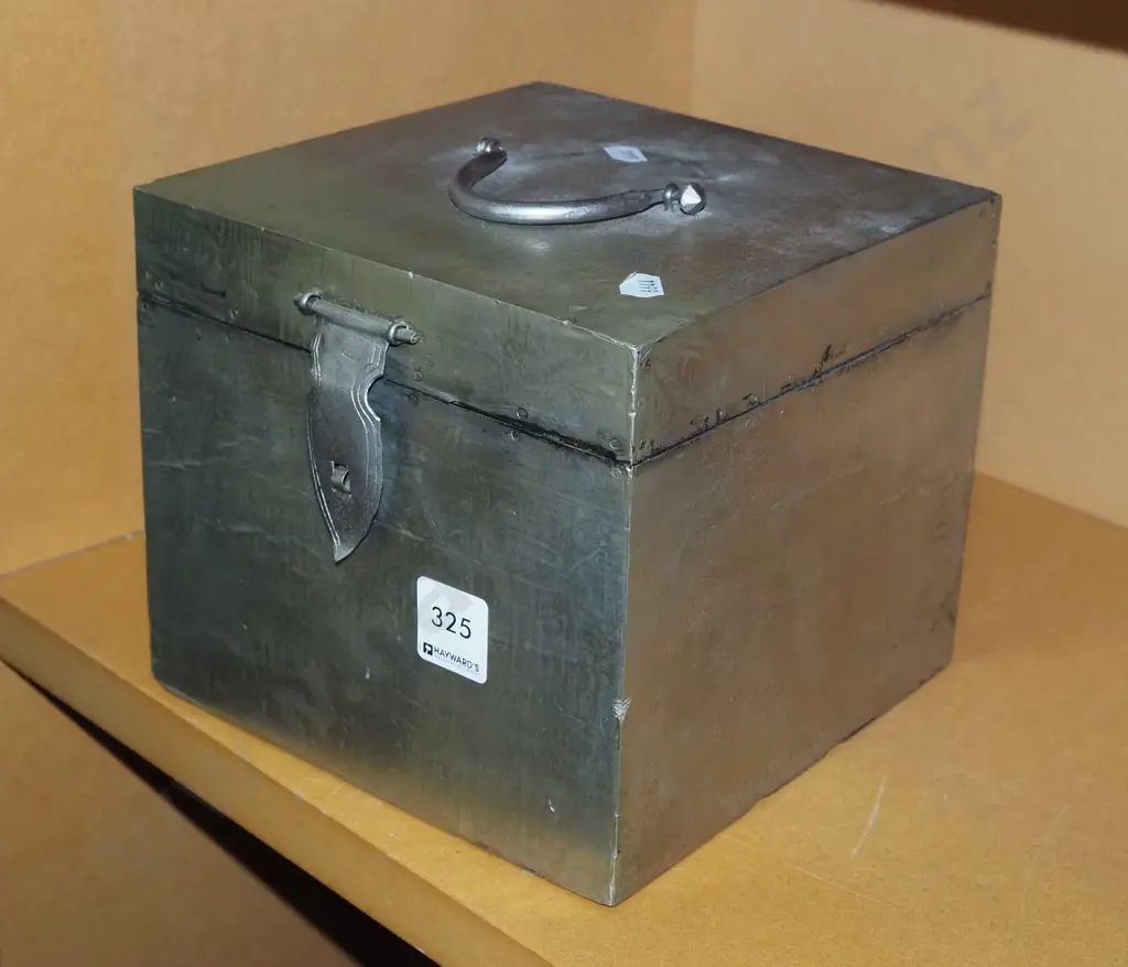 metal and wood lidded hinged box H170 Image 1++