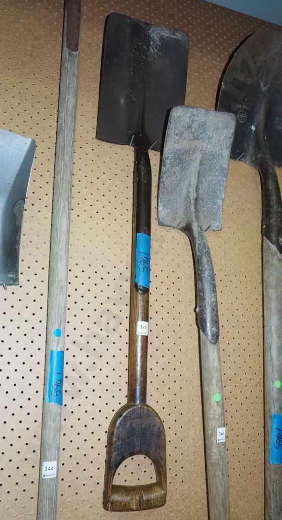 vintage wooden handled garden spade Image 1++