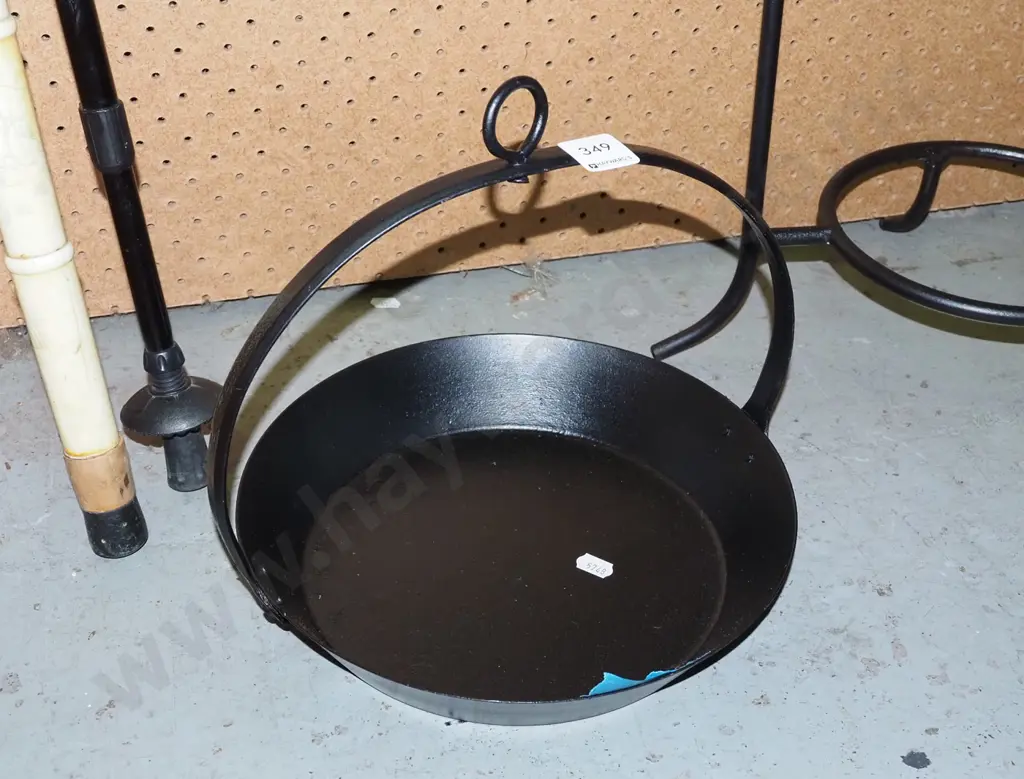 cast iron hanging skillet Image 1++
