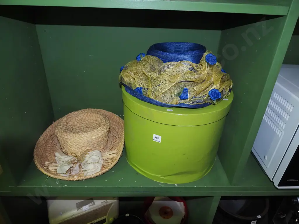 2x hats and hat box Image 1++