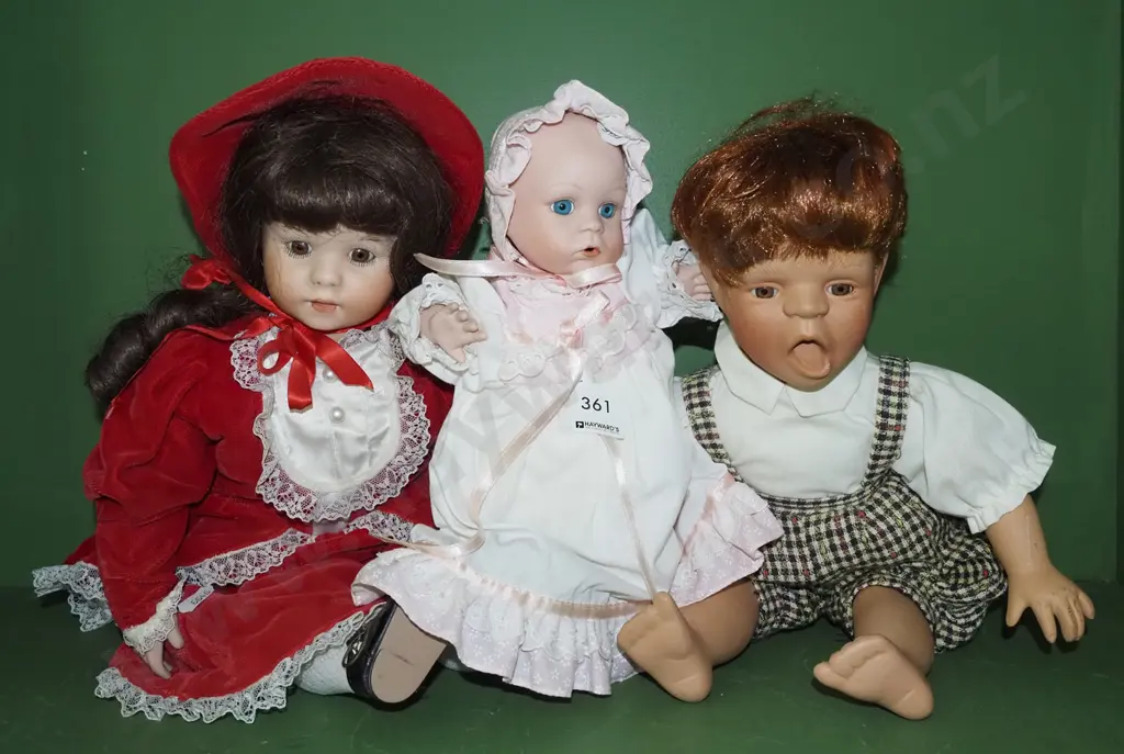 3x porcelain display dolls Image 1++
