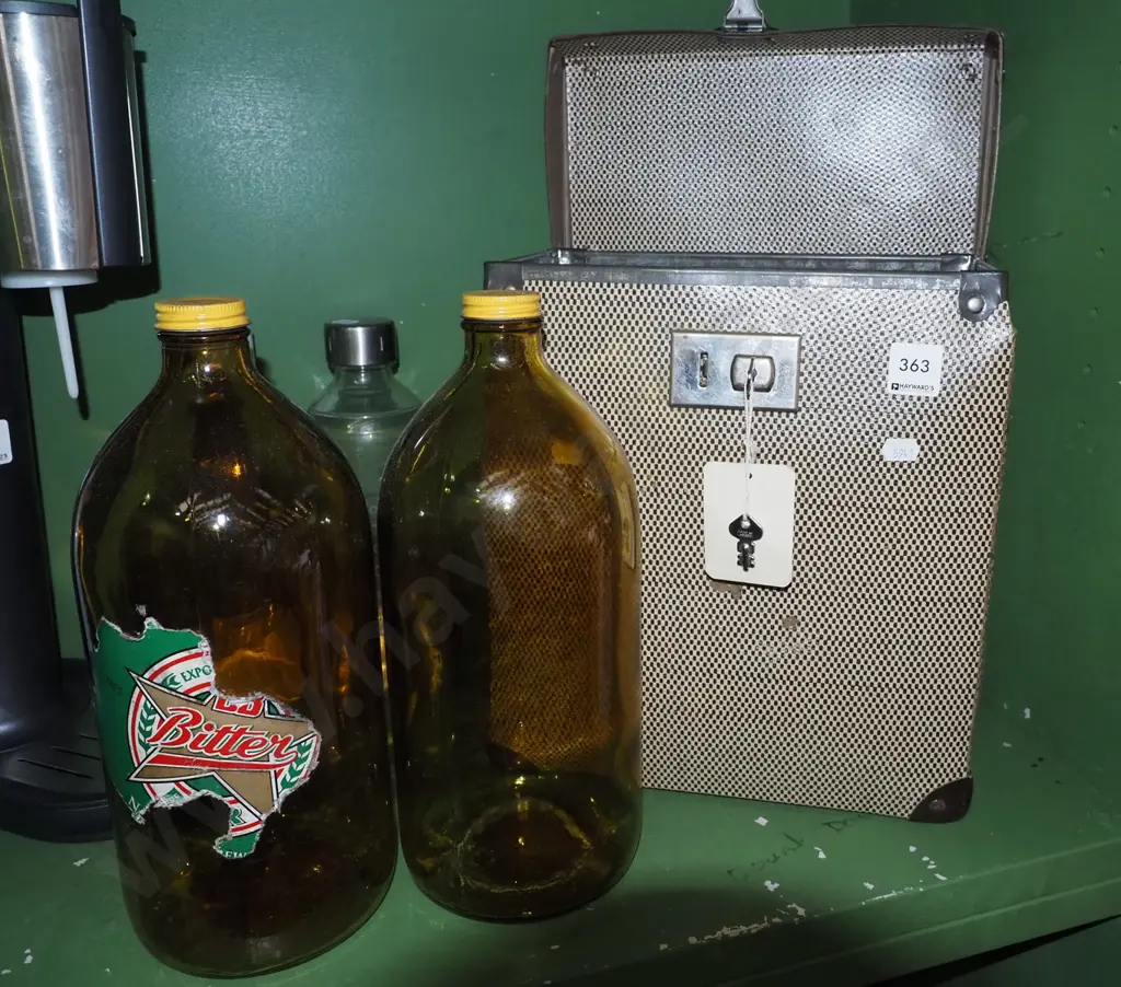 lockable flagon case, 2x amber glass flagons Image 1++