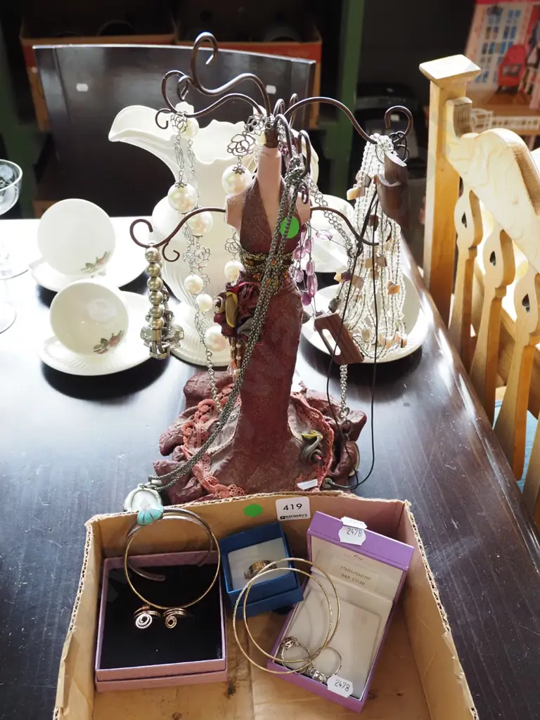 jewellery stand, box with costume jewellery Image 1++