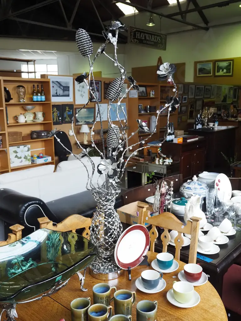 bent metal and LED powered illuminated sculpture - no power cord Image 1++