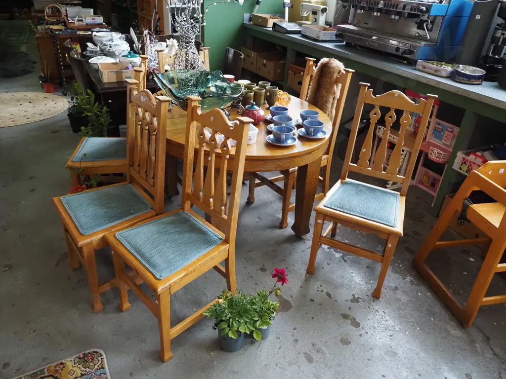 oak oval dining table with 6 matching splat back chairs - has been refinished at some time (no leaf) Image 1++
