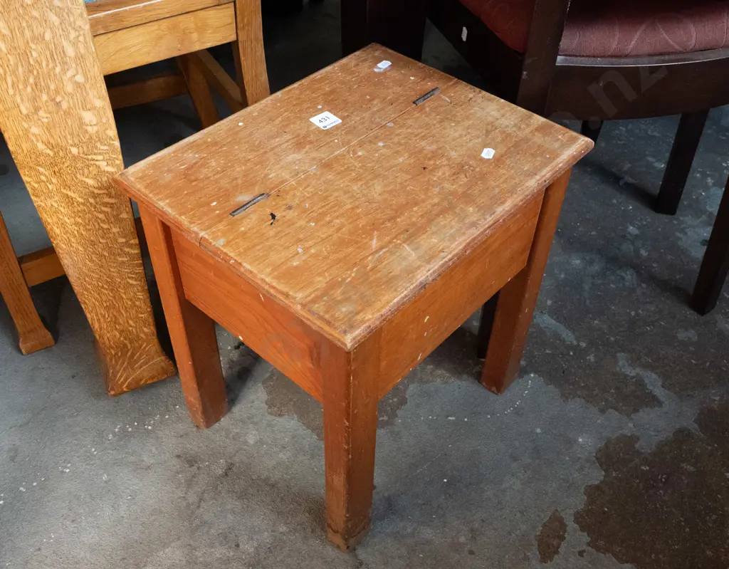 rimu shoe polish box/stool Image 1++