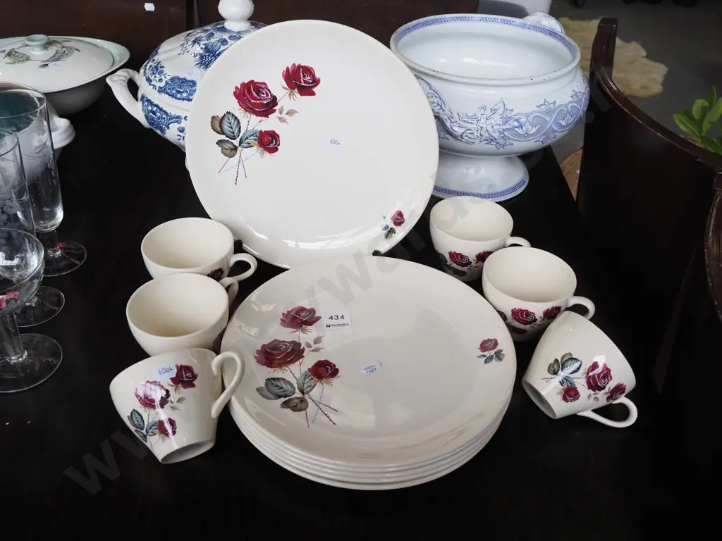 Crown Lynn red rose dinner plates, 6x cups Image 1++