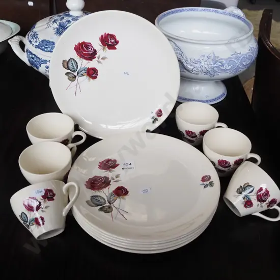 Crown Lynn red rose dinner plates, 6x cups