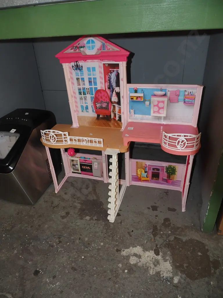 plastic children's dollhouse Image 1++