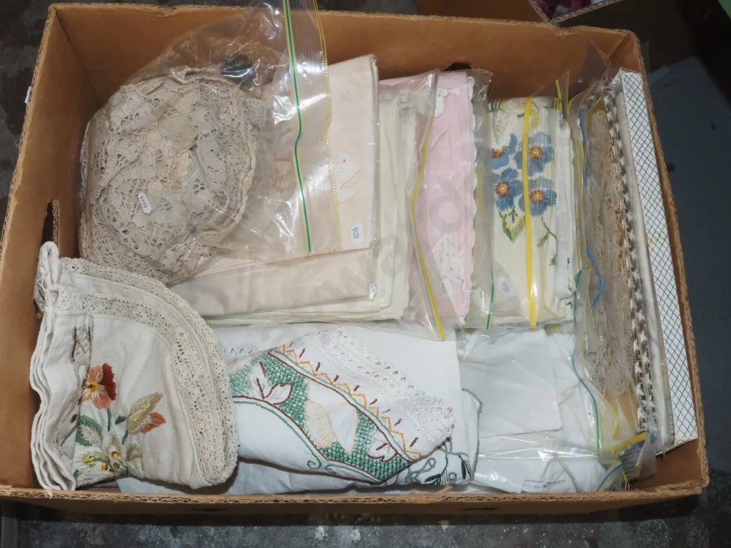 box; hand worked linen Image 1++