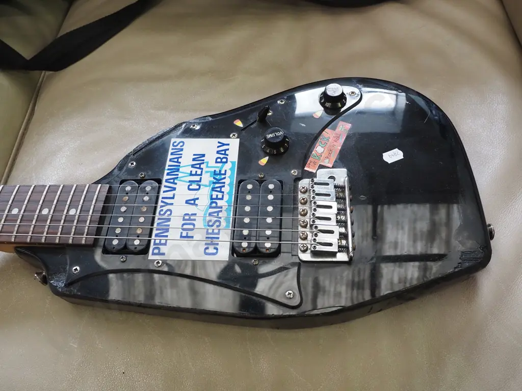 electric guitar that has been cut down, carry bag Image 1++
