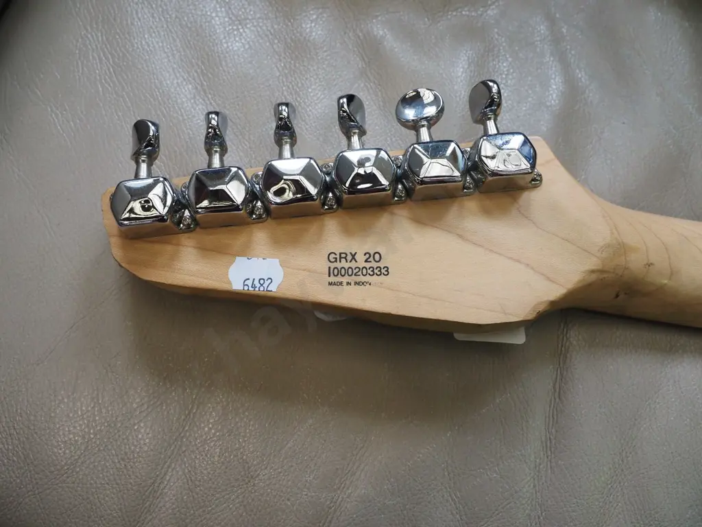 electric guitar that has been cut down, carry bag Image 1++