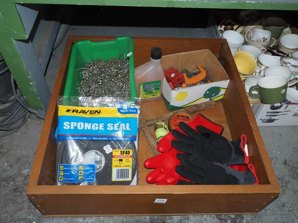 box; protective gloves,screws etc Image 1++