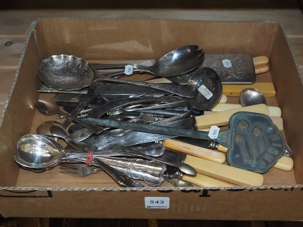 box of cutlery Image 1++