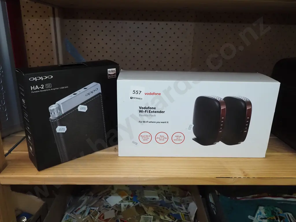 boxed; wifi extender double pack, portable headphones amplifier Image 1++