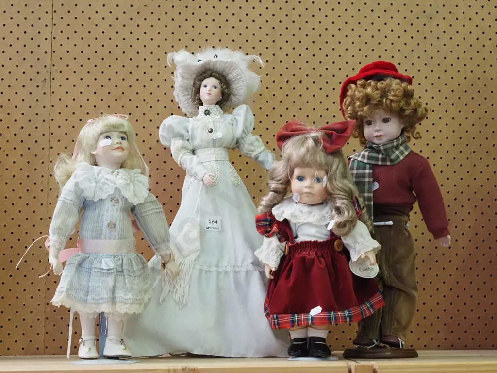 4x porcelain display dolls Image 1++
