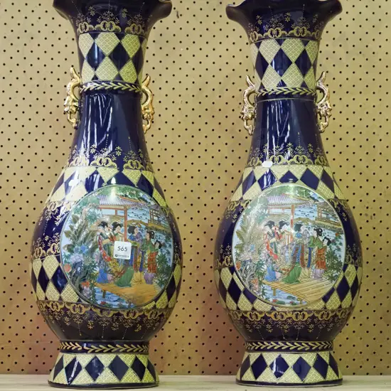 matching pair of cobalt and gold Asian vases H605