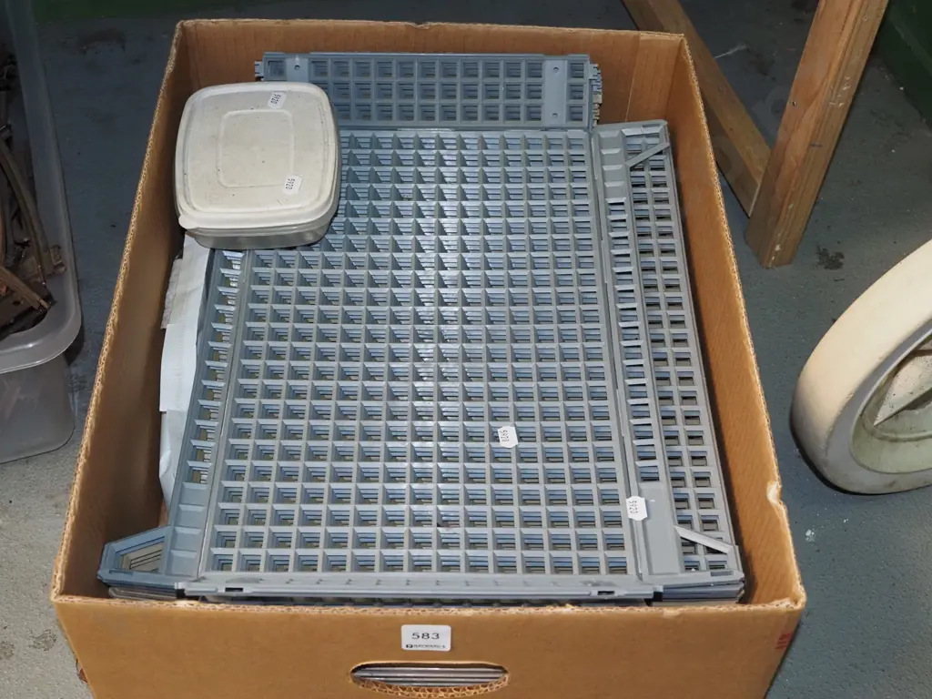 box; plastic intrays Image 1++