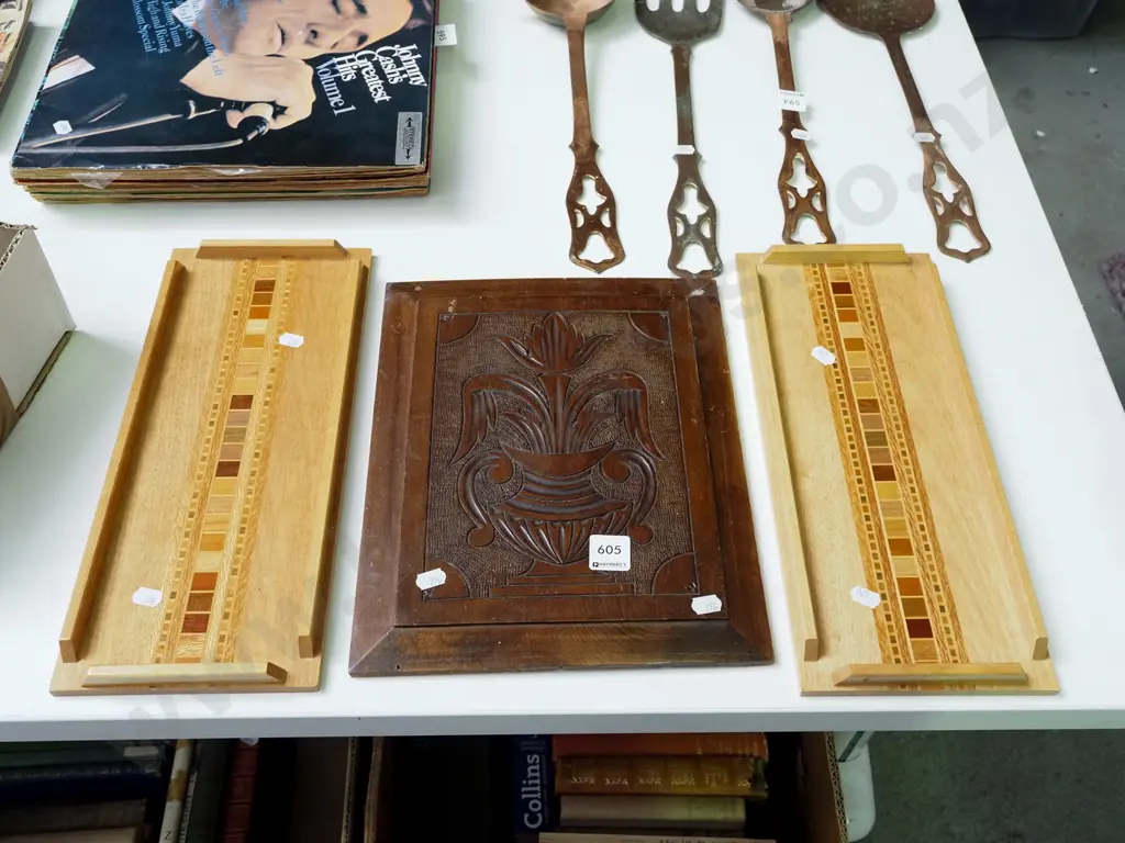 2x NZ native wood trays,1x carved panel H320 Image 1++