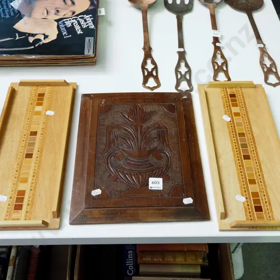 2x NZ native wood trays,1x carved panel H320