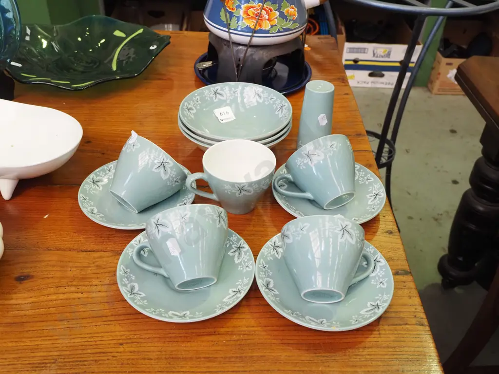 Crown Lyn cups, saucers, bowls, pepper shaker Image 1++