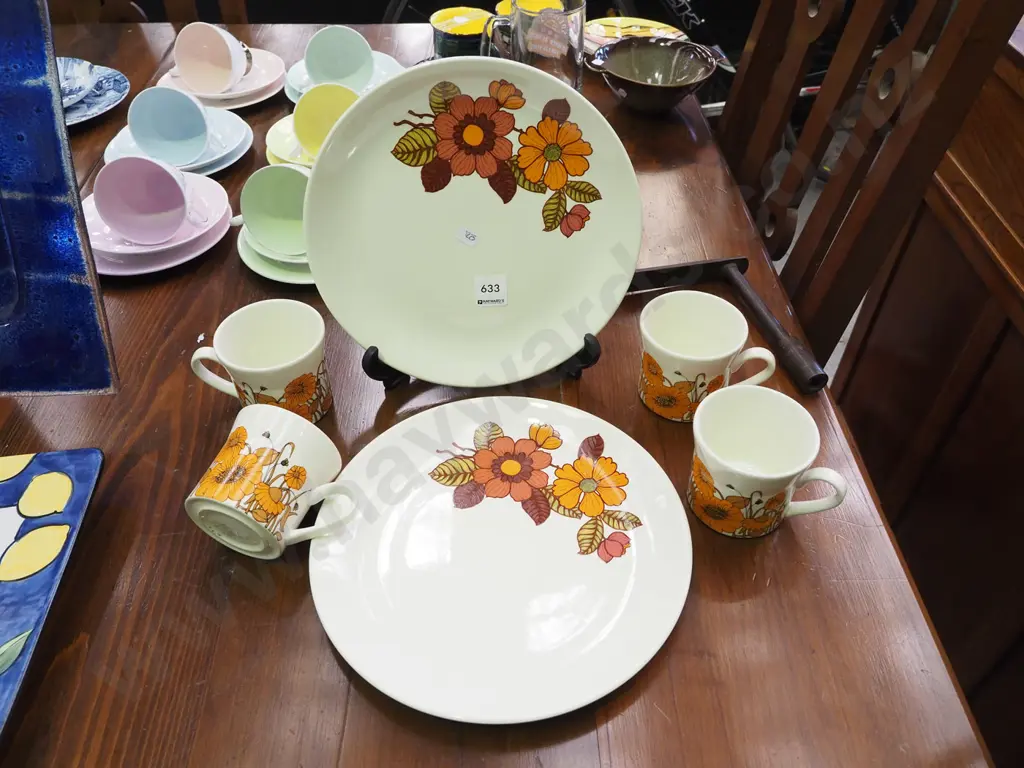 2x Crown Lynn plates, 4x cups Image 1++