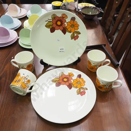 2x Crown Lynn plates, 4x cups