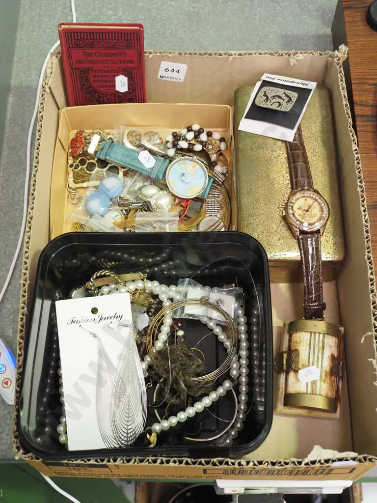 box; watches, costume jewellery etc Image 1++