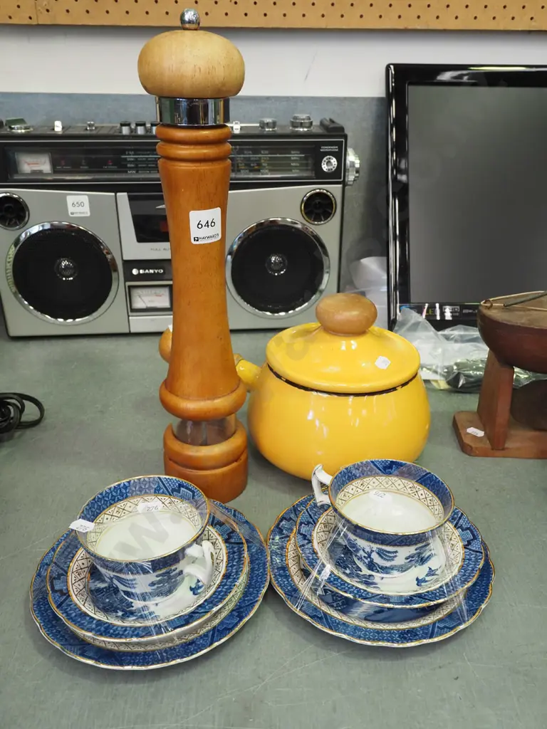 enamel casserole, 2x willow pattern trios, pepper shaker H400 Image 1++