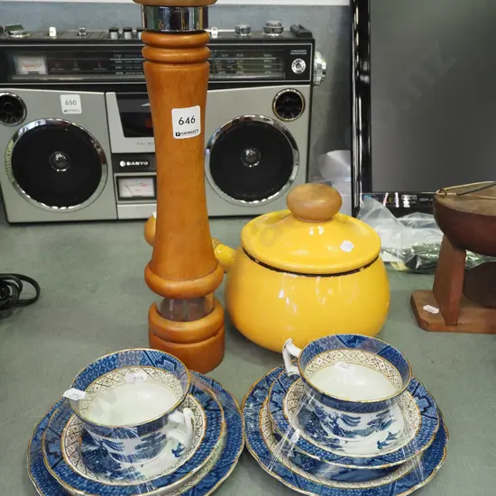 enamel casserole, 2x willow pattern trios, pepper shaker H400