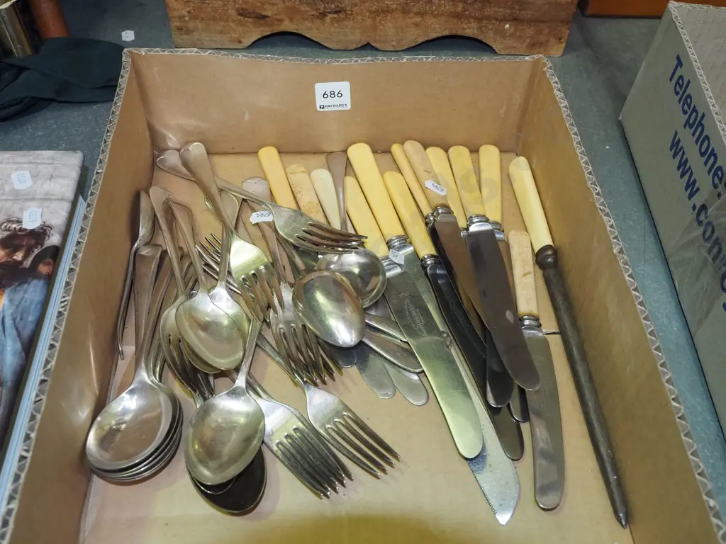 box of cutlery Image 1++